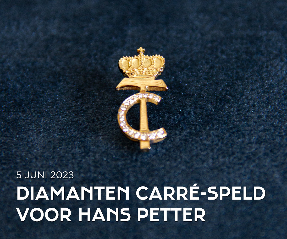 <br>Diamanten Carré-speld voor 47-jarig dienstverband Hans Petter<br><br>