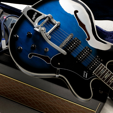 VOX Bobcat S66 Bigsby Sapphire Blue semi-akoestische gitaar