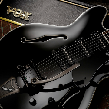 VOX Bobcat S66 Bigsby Jet Black semi-akoestische gitaar