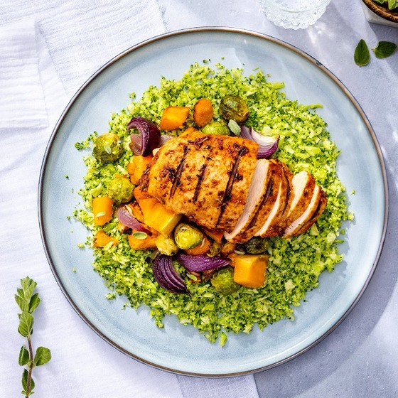 Broccolirijst met ovengroenten en gegrilde kip