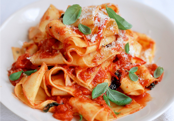 Huisgemaakt pappardelle met tomatensaus