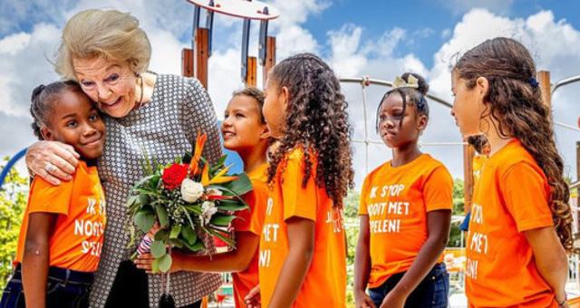 Prinses Beatrix bezoekt speeltuin Aruba