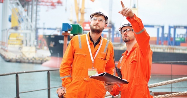 Twee mannen in de haven