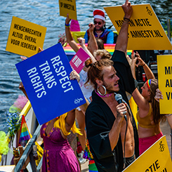 Foto van Amnesty pride-boot met slogans over transrechten