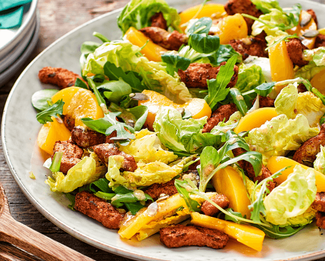 Knapperige salade met gegrilde stukjes en perziken