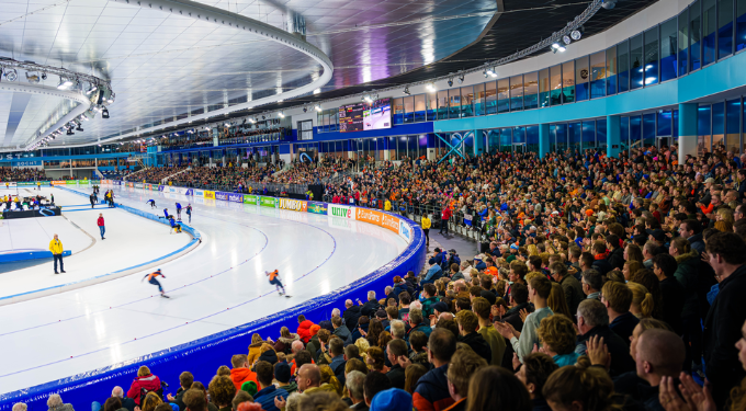 Win de Koninklijke Loge in Thialf tijdens de Daikin NK Afstanden