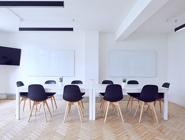 Een tafel met tien stoelen eromheen