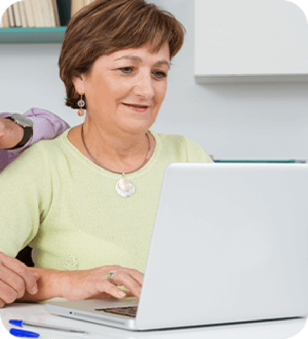 Man en vrouw achter een laptop