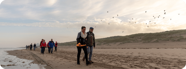 Vrouw in rode regenjas