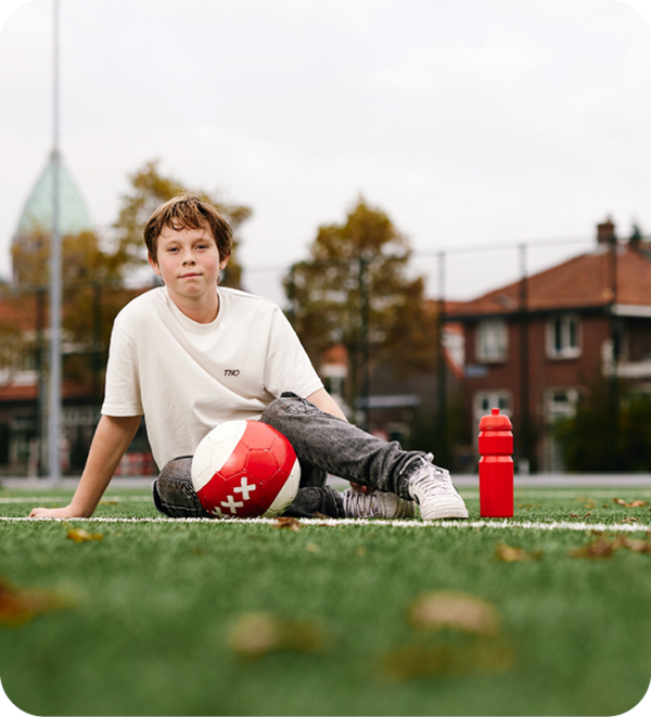 Kees zit op het voetbalveld