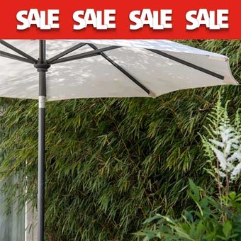 Sale van parasols en schaduwdoeken