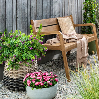 Met een tuinbankje creer je in iedere zithoek een zitplekje