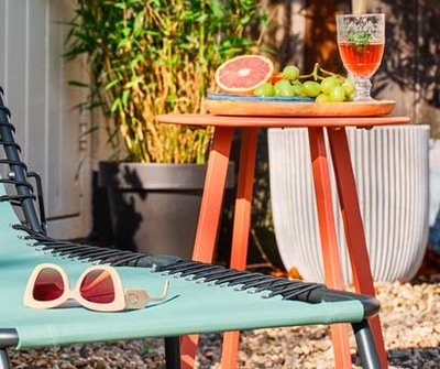 Een vrolijk terras creeer je met kleurrijke bijzettafels