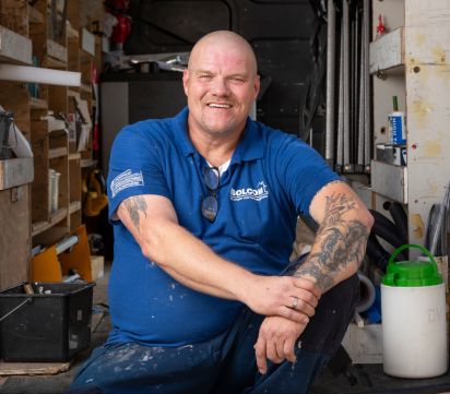 Glaszetter Harold Hengelman poseert zittend in zijn werkbus