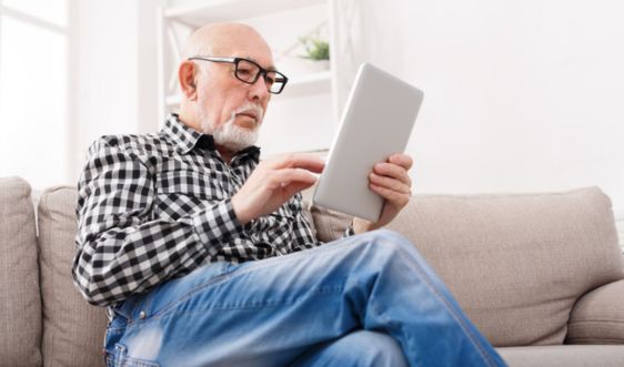 Man bekijkt zijn pensioenkeuzes op een tablet