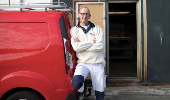 Ondernemer poseert bij zijn bus