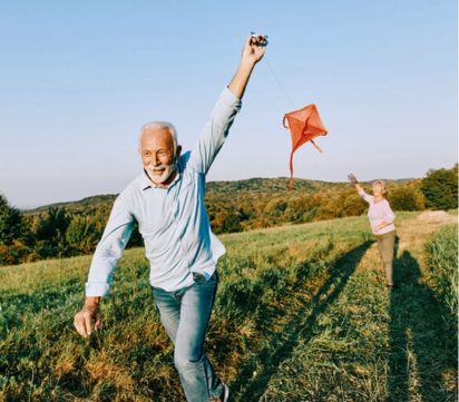 Man en vrouw in de natuur met een vlieger