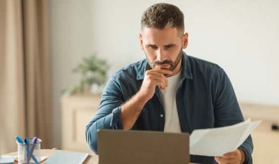 Werkgever controleert de loongegevens