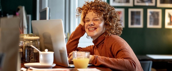 Afbeelding jonge vrouw achter laptop